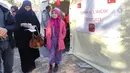 Para pengungsi memeriksakan kesehatan mereka di posko kesehatan Kizilay Turki, lembaga kemanusiaan yang dikelola pemerintah pada Selasa (21/2/2023). Ini adalah gambaran aktivitas anak korban gempa Turki yang mengungsi di Kota Maras, Provinsi Karahmanmaras. (Liputan6.com/Andry Haryanto)
