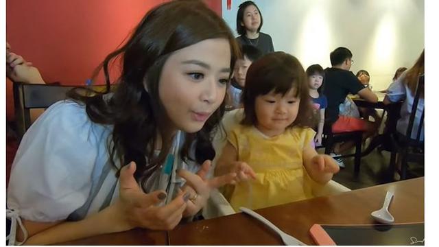 Kini penampilan ibu satu anak ini semakin cantik dan memesona.