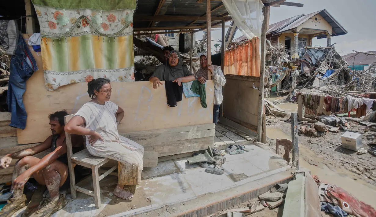 Di beberapa sudut jalan, sisa-sisa banjir masih menggenang. Tampak dalam foto, para penyintas berlindung di gubuk darurat di daerah yang terdampak banjir bandang di Aceh Tamiang, Pulau Sumatra, Indonesia, Jumat 5 Desember 2025. (AP Photo/Binsar Bakkara)