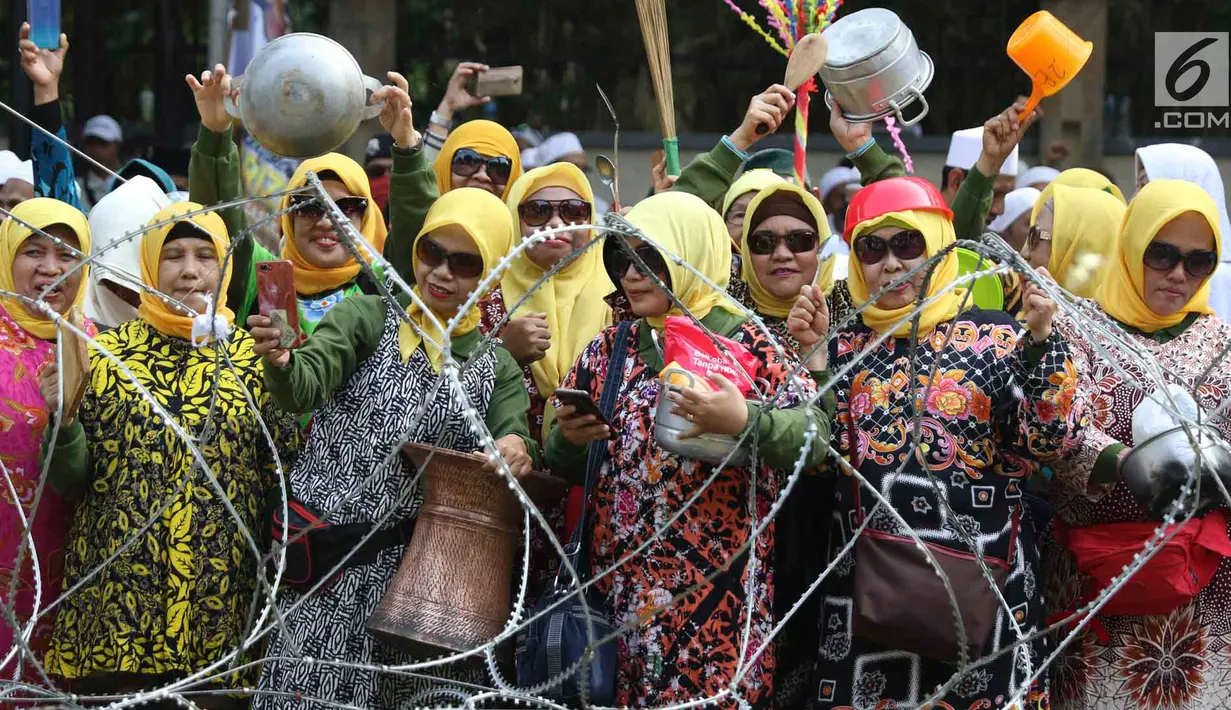 Massa Forum Umat Islam memakai daster dan membawa perabotan masak saat mengikuti 'Apel Siaga Umat untuk Pemilu Bersih, Jujur, dan Adil' di depan Kantor KPU, Jakarta, Minggu (31/3). Massa menolak segala kecurangan dalam Pemilu yang akan berlangsung 17 April mendatang. (Liputan6.com/Immanuel Antonius)