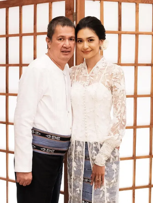 Kebaya Ambon modern dipadukan dengan kain tenun Ambon yang serasi dengan papanya. Papa Mikha memakai baju khas Ambon bernama cele. [@miktambayong]
