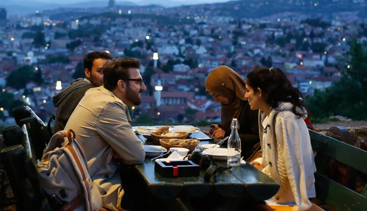 Warga berbuka puasa pada hari pertama bulan Ramadan di sebuah benteng tua yang menghadap ke pusat bersejarah Sarajevo, Bosnia, (16/5). Muslim Bosnia mencapai sekitar 40 persen dari penduduk Bosnia 3,8 juta. (AP Photo / Amel Emric)
