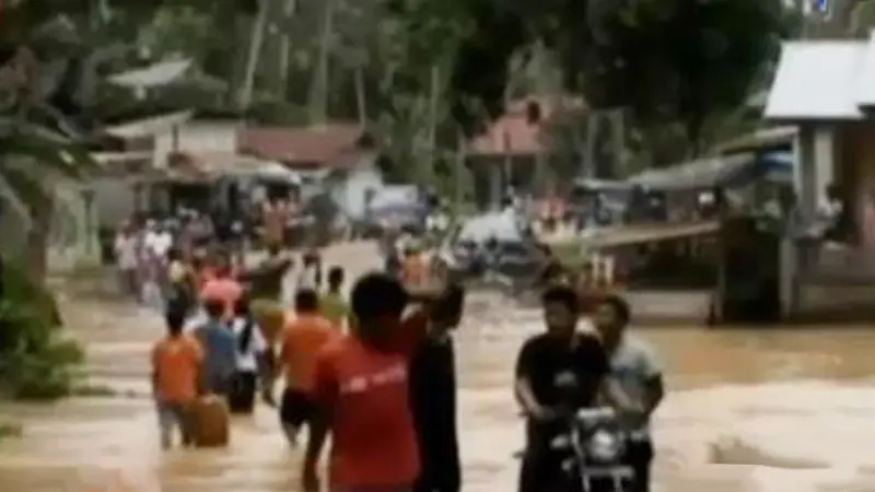 VIDEO: Belum Surut, Korban Banjir di Jambi Bertahan di Atap