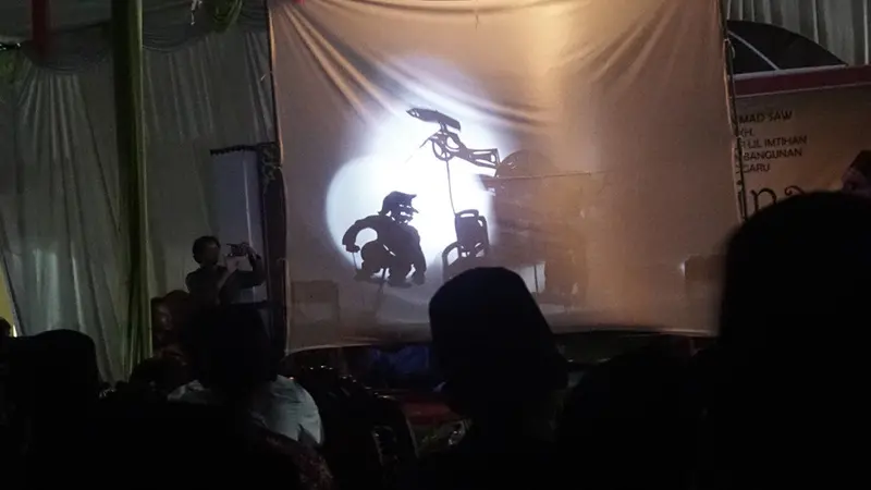 Pertunjukan wayang kontemporer, salah satu yang ditampilkan adalah gubahan Slamet Gundono (Alm) yang juga dalang wayang suket. (Foto: Liputan6.com/Dok. Sedina Dadi Wayang/Muhamad Ridlo)