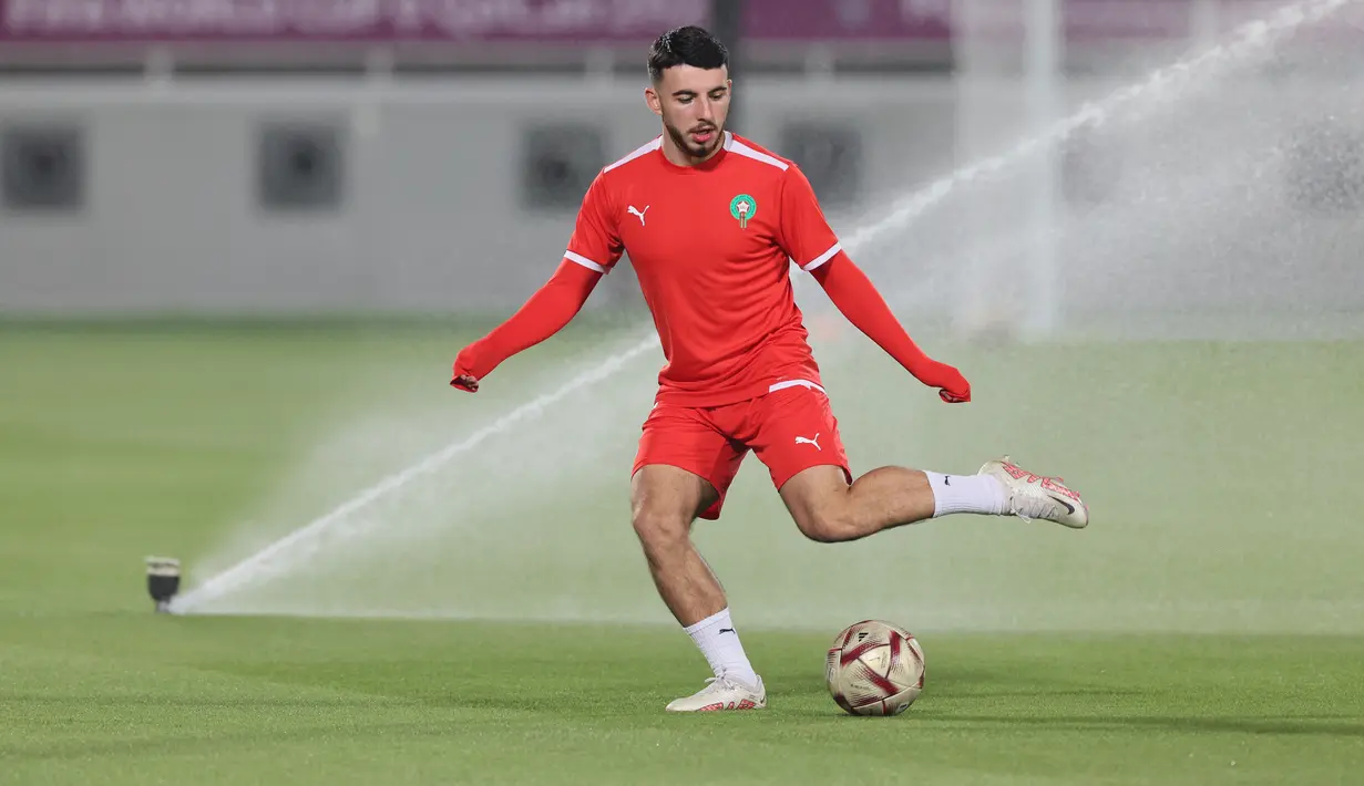 <p>Gelandang Maroko, Ilias Chair menendang bola saat mengikuti sesi latihan jelang menghadapi Prancsi di babak semifinal Piala Dunia 2022 di Stadion Al Duhail SC di Doha pada 13 Desember 2022. Berdasarkan rekor empat pertemuan terakhir, Prancis masih lebih diunggulkan daripada Maroko. (AFP/Karim Jaafar)</p>
