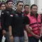 Mantan Wakil Kepala Badan Gizi Nasional (BGN), Sony Sonjaya (mengenakan rompi tahanan - kedua kanan), digiring menuju mobil tahanan usai menjalani pemeriksaan di Gedung Kejaksaan Agung RI, Jakarta, Rabu (3/6/2026). (Kapanlagi.com/Budy Santoso)
