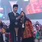 Presiden Jokowi berselfie dengan warga di Pondok Pesantren Miftahul Huda, Tasikmalaya, Jawa Barat, Rabu (27/2). Kedatangan Jokowi merupakan bagian dari rangkaian Penyaluran KUR Ketahanan pangan dan aksi ekonomi untuk rakyat. (Liputan6.com/Angga Yuniar)