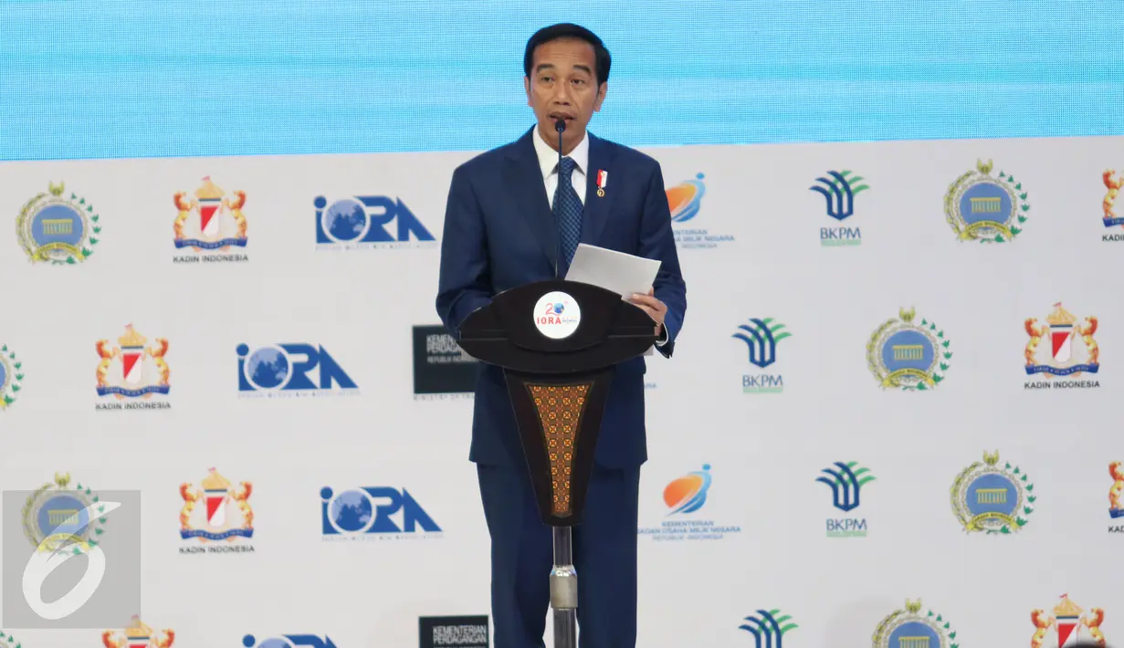 Presiden Joko Widodo memberi sambutan saat membuka acara Business Summit dalam rangkaian KTT IORA 2017 di Jakarta Convention Center, Senin (6/3). KTT IORA dihadiri kepala negara dari 21 negara peserta dan 7 negara mitra wicara. (Liputan6.com/Angga Yuniar)