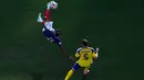 Pemain Prancis Michael Olise melakukan tendangan salto di samping pemain Swedia Gabriel Gudmundsson selama pertandingan sepak bola babak 32 Piala Dunia di East Rutherford, N.J., dekat New York, Selasa (30/06/2028). (AP Photo/Petr David Josek)