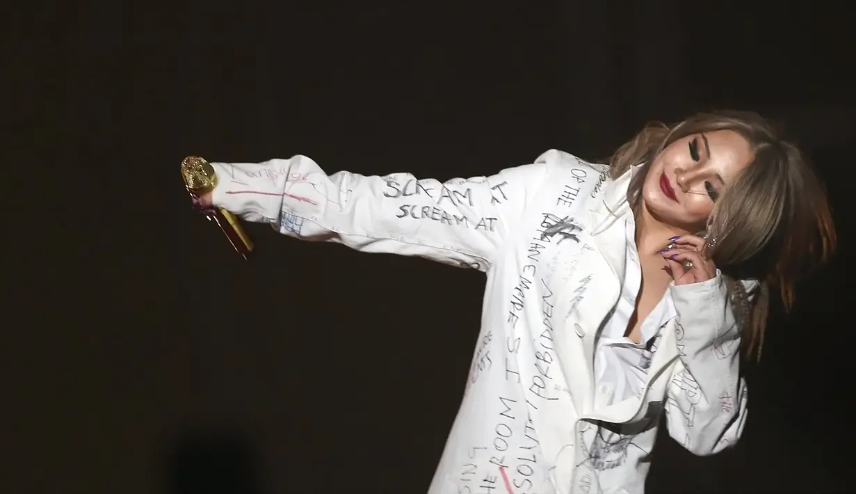 Di akhir penampilannya, CL mengajak para penonton untuk berfoto bersama. (Bambang E. Ros/Bintang.com)