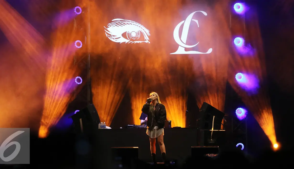 Tata cahaya yang mengiringi Lee-Chae Rin alias CL di We The Fest 2016 membuat penampilan CL semakin memesona di Parkir Timur Senayan, Jakarta, Sabtu (13/8). (Liputan6.com/Herman Zakharia)