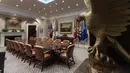 Ruang Roosevelt Gedung Putih yang baru direnovasi di Washington, Selasa (22/8). Renovasi interior dan eksterior rumah dinas Presiden AS Donald Trump itu memakan biaya hingga Rp 45 miliar. (AP Photo/Carolyn Kaster)