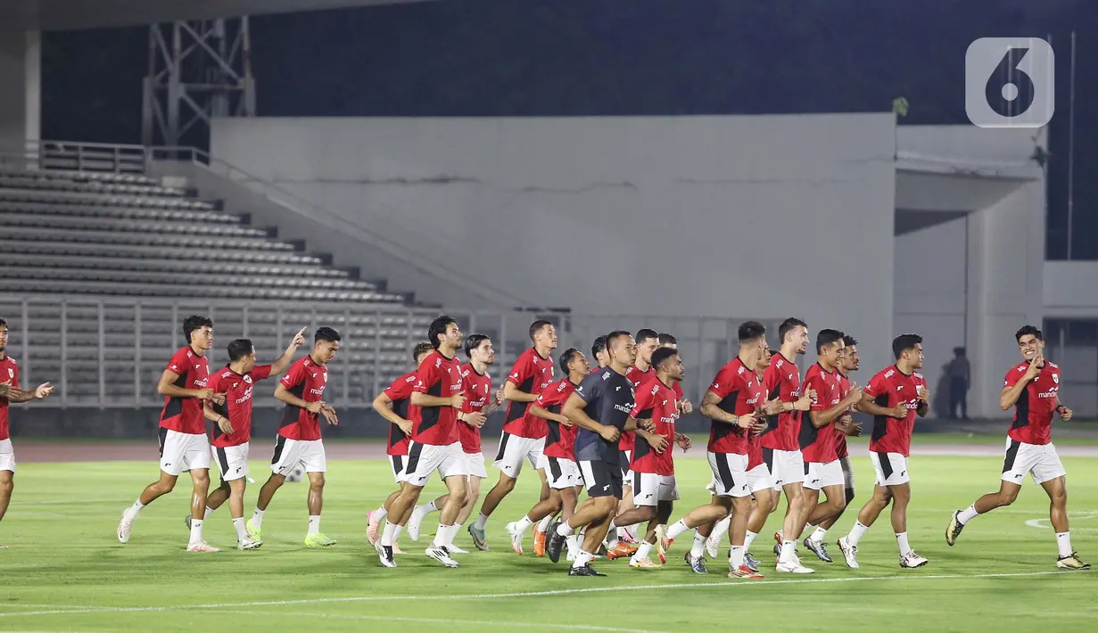 Sejumlah pesepak bola yang tergabung dalam timnas Indonesia menjalani sesi latihan terbuka jelang hadapi China di Stadion Madya, Kompleks Gelora Bung Karno, Jakarta, Senin (2/5/2025). (Liputan6.com/Angga Yuniar)