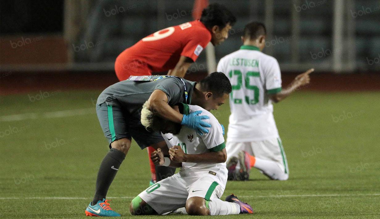Gelandang Timnas Indonesia, Zulham Zamrun, berlutut usai mengalahkan Singapura pada laga Piala AFF 2016 di Filipina, Jumat (25/11/2016). (Bola.com/Nicklas Hanoatubun)