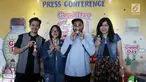 Aktor Tarra Budiman, Pendiri Liunic In Things Marcellia Liunic, Seniman Mural Darbotz, dan Brand Manager Good Day, Linda Wijaya menujukkan botol kemasan usai memberi keterangan pers di Jakarta, Selasa (9/1). (Liputan6.com/JohanTallo)