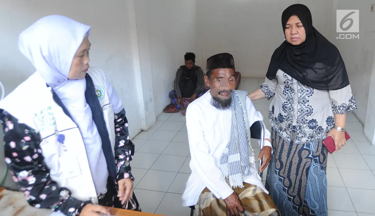 Petugas Dinas Sosial menginterogasi pengemis yang sempat viral di Kantor Dinsos, Jalan Merdeka, Bogor, Jawa Barat, Rabu (20/3). Pengemis tersebut melakukan aktivitasnya setiap pagi hingga siang hari. (merdeka.com/Arie Basuki)