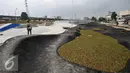 Seorang pekerja berdiri di tengah skate park di kawasan Kalijodo, Tambora, Jakarta Barat, Selasa (6/12). Saat ini progres pembangunan hampir selesai, pihak kontraktor juga yakin pembangunan akan selesai tepat waktu. (Liputan6.com/Yoppy Renato)