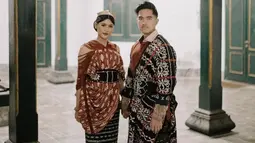 Baju khas Nusa Tenggara Timur (NTT) juga menjadi pilihan pasangan ini saat prewedding. (Foto: Instagram/@kaesangp)