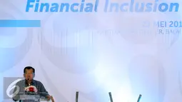 Wakil Presiden Jusuf Kalla memberikan sambutan pembuka pada pertemuan khusus Pisagro, Kadin, ISEI di Jakarta, Senin (23/5/2016). Pertemuan membahas dukungan Implementasi FinancialInclusion untuk Petani. (Liputan6.com/Helmi Fithriansyah)