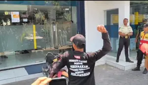 AMPB Lempar Telur Busuk ke Kantor Bank Mandiri