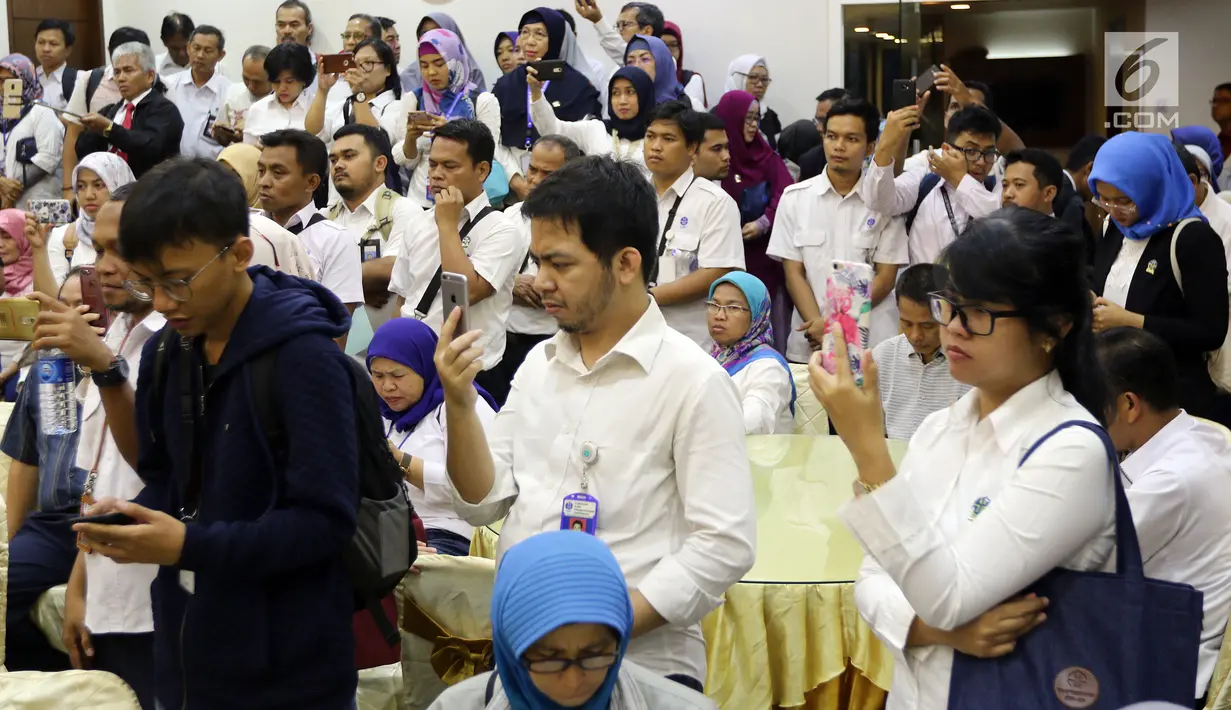 Sejumlah profesor dan pegawai Lembaga Ilmu Pengetahuan Indonesia (LIPI) mengadu ke Komisi VII DPR di Kompleks Parlemen Senayan, Rabu (30/1). Mereka mengadukan sang kepala, Laksana Tri Handoko terkait reorganisasi di tubuh LIPI. (Liputan6.com/Johan Tallo)
