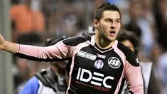 Toulouse's forward Andre-Pierre Gignac celebrates after scoring a goal during the French L1 football match Marseille/Toulouse on May 2, 2009 at the Velodrome Stadium in Marseille, southern France. AFP PHOTO ANNE-CHRISTINE POUJOULAT 