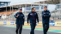 Veda Ega Pratama saat melakukan track walk di Sirkuit Le Mans hari Kamis (07/05/2026). Dia melakukannya jelang gelaran balapan Moto3 Prancis 2026. (Honda Team Asia)