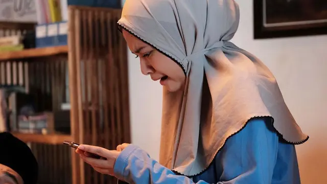 6 Potret Hanggini saat Berhijab, Tampil Beda dalam Series Ustad Milenial