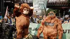 Pengendara sepeda dan aktivis lingkungan menghadiri aksi kesadaran yang menyerukan perlindungan orangutan selama Hari Bebas Kendaraan Bermotor (HBKB) atau Car Free Day (CFD) di Jakarta pada 24 Agustus 2025. (YASUYOSHI CHIBA/AFP)