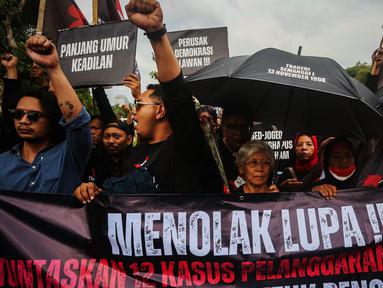 Forum Alumni Universitas Indonesia (UI) bergabung dengan keluarga penyintas pelanggaran HAM berat serta para mantan aktivis 98 mengikuti aksi Kamisan di depan Istana Negara, Jakarta, Kamis (1/2/2024). (Liputan6.com/Angga Yuniar)