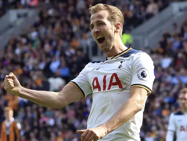 Striker Tottenham Hotspur, Harry Kane, melakukan selebrasi usai mencetak gol ke gawang Hull City di Stadion KCOM, Minggu (21/05/2017). Harry Kane menjadi top skorer Premier League setelah mencetak 29 gol. (AP/Danny Lawson)