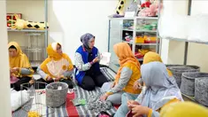 Sejumlah wanita lanjut usia (lansia) yang tergabung dalam Kelompok Usaha Bersama (KUB) Berkah Jaya membuat kerajinan rajut di Desa Tidu, Kabupaten Purbalingga, Jawa Tengah. Meski usia tak lagi muda, mereka terus berkarya membantu perekonomian keluarga hingga karyanya pun sampai mendunia. (Foto: Dok BRI)