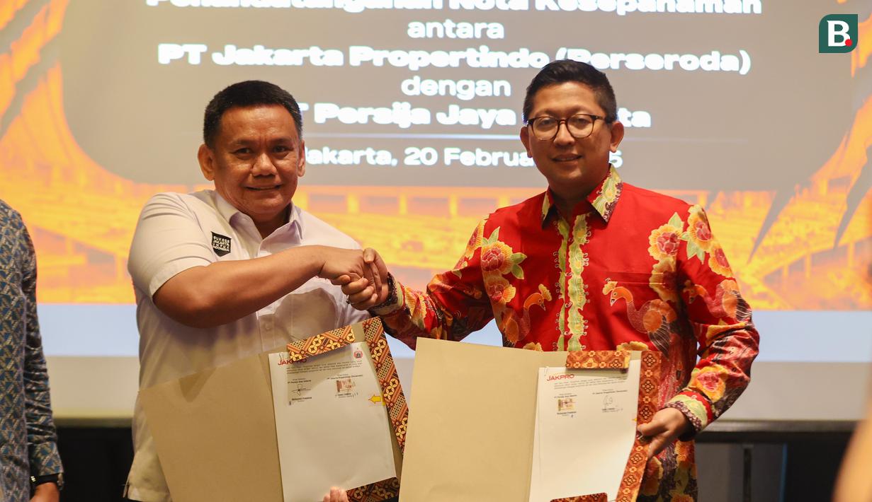 Direktur Utama PT Jakarta Propertindo (Jakpro), Iwan Takwin (kiri) dan Direktur PT Persija Jaya Jakarta, Mohamad Prapanca (kanan) secara resmi menandatangani nota kesepamahaman atau MOU kerja sama Persija Jakarta dan Jakpro pada Kamis (20/2/2025) di Morrisey Hotel, Jakarta Pusat.
