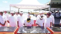 Direktur Utama Pelindo III Doso Agung bersama Gubernur Bali Wayan Koster meresmikan area untuk menggelar upacara keagamaan dan upacara adat di kawasan Pelabuhan Benoa, Bali, Minggu (23/2),