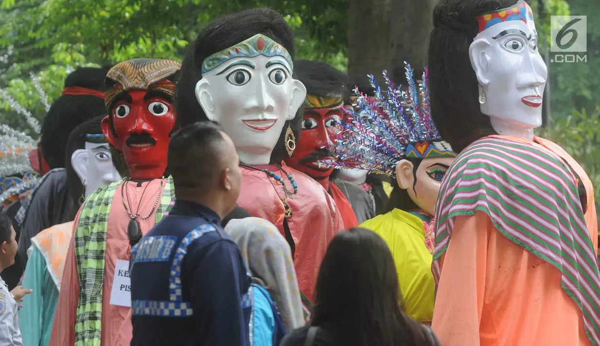 Ondel-ondel memeriahkan karnaval ulang tahun Kota Tangerang Selatan ke-10 di Ciputat, Tangerang Selatan, Minggu (11/11). Karnaval tersebut diikuti lebih dari seratus ondel - ondel se-kecamatan di Kota Tangerang Selatan. (Merdeka.com/Arie Basuki)