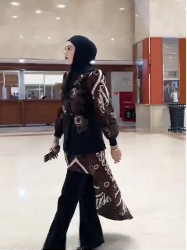 6 Outfit Batik Kantor Wanita Berjilbab ala Mulan Jameela, Elegan dan Stylish