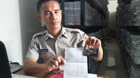 Iip Sumantri (54), salah satu nasabah Bank Negara Indonesia (BNI) Cabang Utama (KCU) Garut tengah memperlihatkan kartu ATM BNI miliknya yang masih terbungkus rapih (Liputan6.com/Jayadi Supriadin)