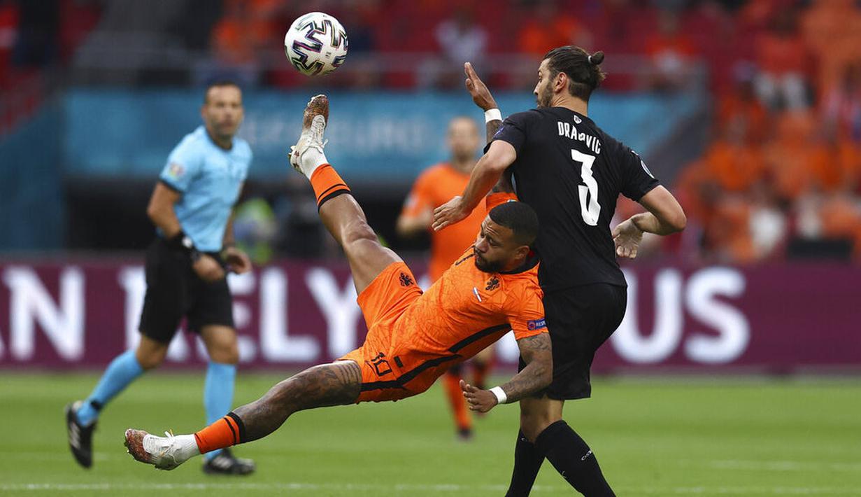 Memphis Depay dan Denzel Dumfries menjadi aktor kemenangan tim Oranje. (Dean Mouhtaropoulous/Pool via AP)