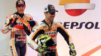 Pebalap Repsol Honda, Joan Mir (kanan) dan Marc Marquez berjalan memasuki pangggung saat peluncuran motor baru untuk MotoGP musim 2023 di Madrid, 22 Februari 2023. (AFP/Pierre-Philippe Marcou)