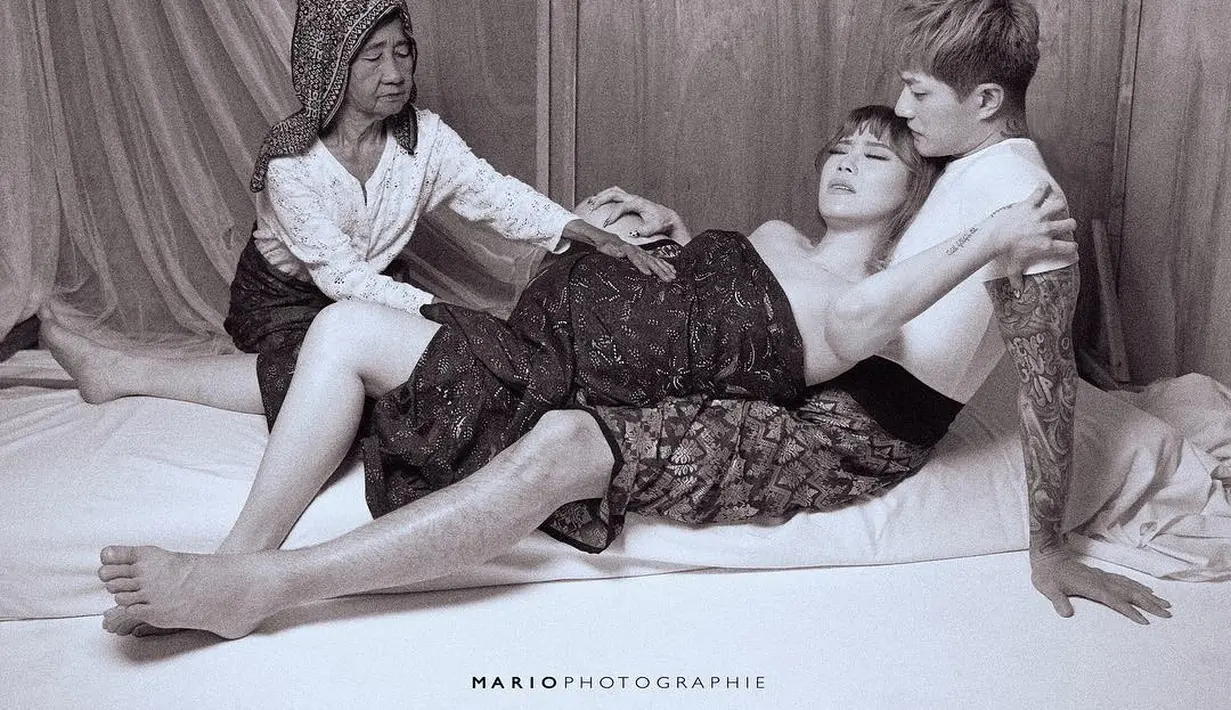 Beberapa foto kehamilan, atau maternity pasangan ini selalu menarik perhatian warganet. Yang terbaru, pasangan ini melakukan maternity dengan fotografer handal, Mario Ardi and Team. (instagram/mariophotographie)