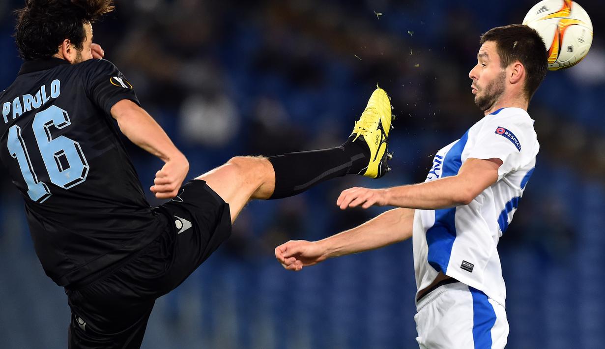 Pemain Lazio, Marco Parolo, berebut bola dengan pemain Dnipropetrovsk, Yevhen Shakhov (kanan), dalam lanjutan Grup G Liga Europa yang berlangsung di Stadion Olimpico, Roma, Jumat (27/11/2015) dini hari WIB. (AFP Photo/Gabriel Bouys)