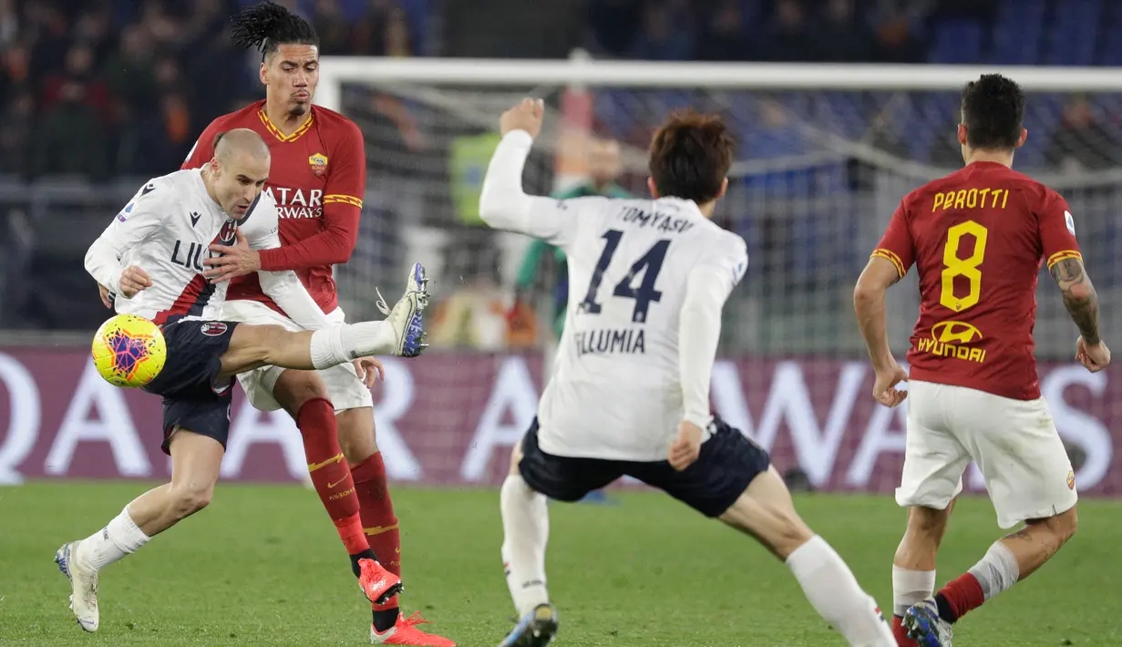 Pemain Bologna Rodrigo Palacio (kiri) berebut bola dengan pemain AS Roma Chris Smalling pada pertandingan pekan ke-23 Serie A Liga Italia di Olimpico Stadio, Roma, Italia, Jumat (7/2/2020). AS Roma kalah dari Bologna 2-3. (AP Photo/Gregorio Borgia)