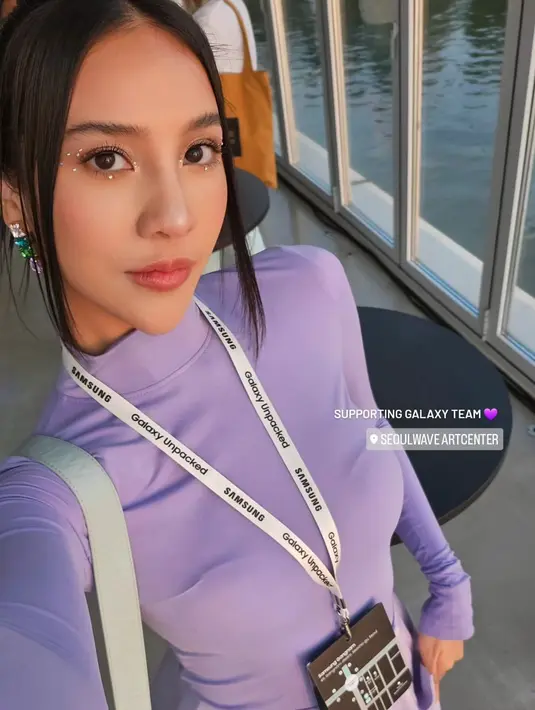 Semua serba ungu untuk mendukung tema ponsel terbaru Samsung yang punya warna cantik. [Instagram @anyageraldine]