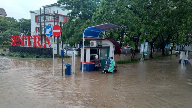 Apartemen Sentra Timur, Cakung terendam banjir.