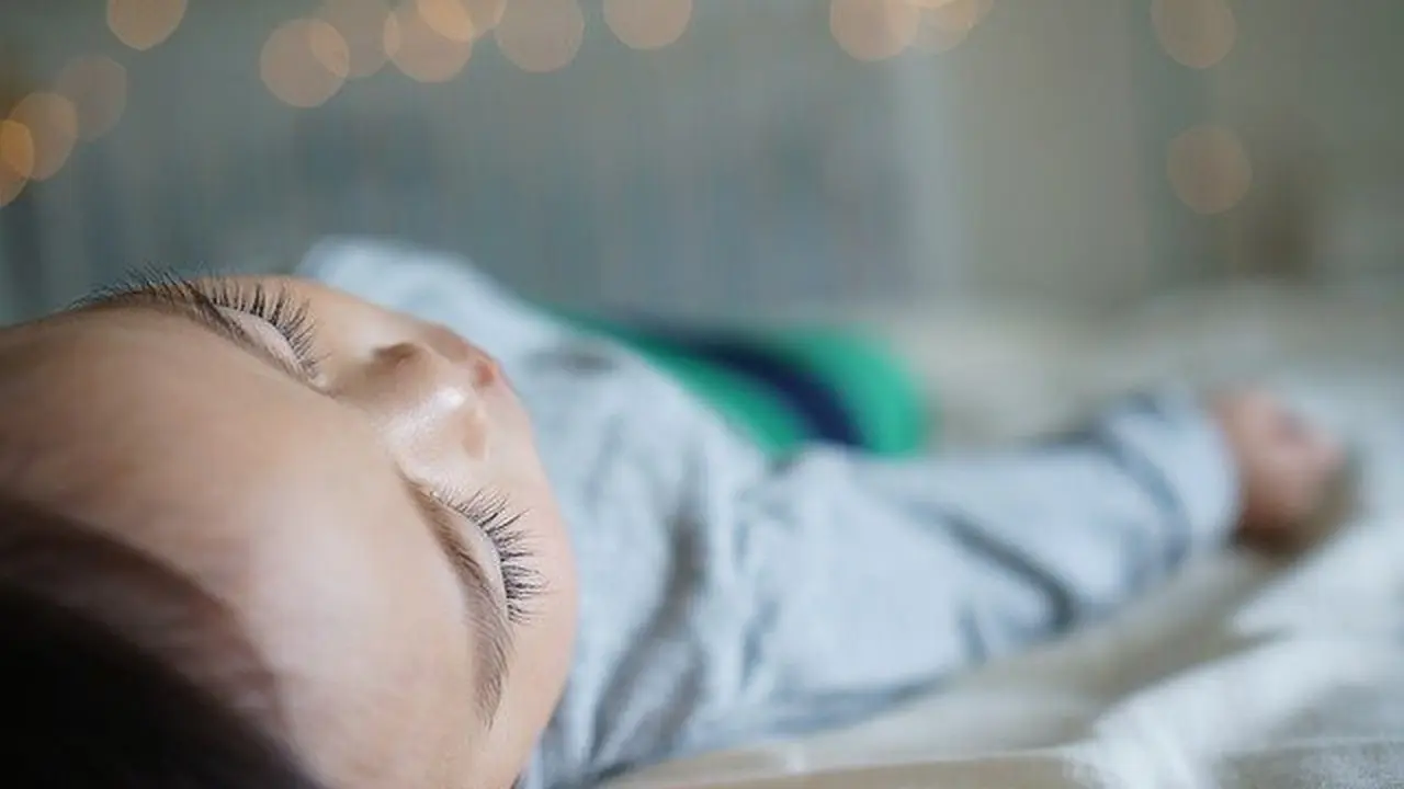 Ilustrasi Anak Tidur Sendiri