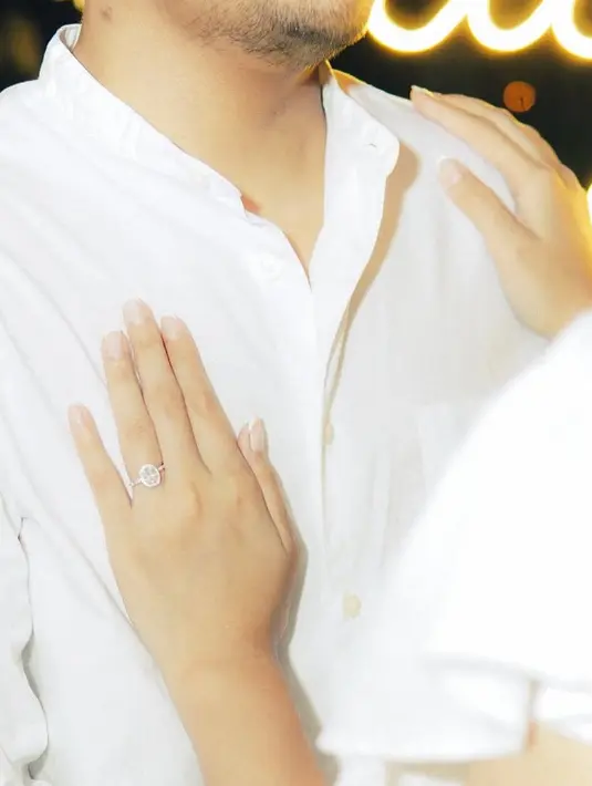 Ochi pun memamerkan cincin yang telah terpasang di jari manisnya tanpa serius pada hubungannya. Cincin silver tersebut tampak memiliki permata cukup besar. [@ochi24]