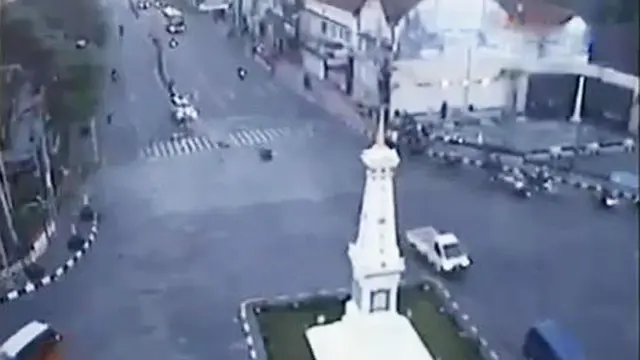 VIDEO: Detik-detik Avanza Maut Tabrak Motor di Tugu Yogyakarta