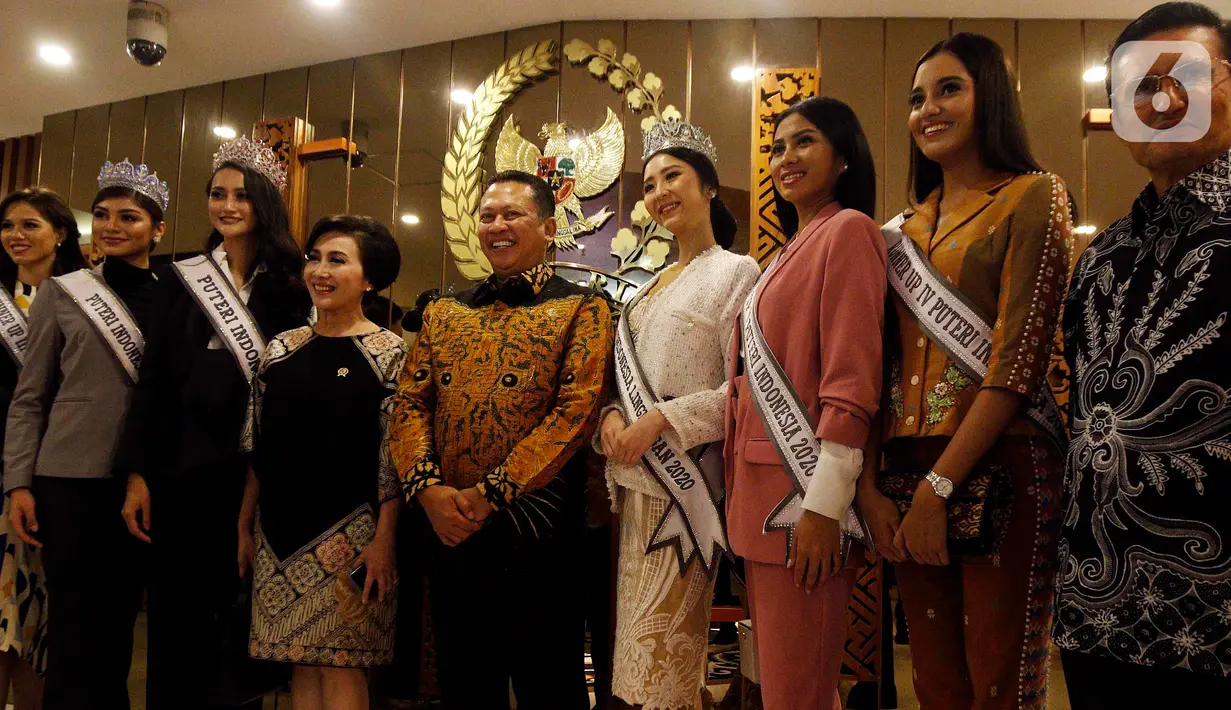 Ketua MPR Bambang Soesatyo (tengah) foto bersama Puteri Indonesia 2020 Ayu Maulida (ketiga kiri) dan sejumlah runner up di Kompleks Parlemen, Senayan, Jakarta, Kamis (12/3/2020). Puteri Indonesia 2020 Ayu Maulida dan sejumlah runner up didaulat menjadi Duta MPR RI. (Liputan6.com/Johan Tallo)