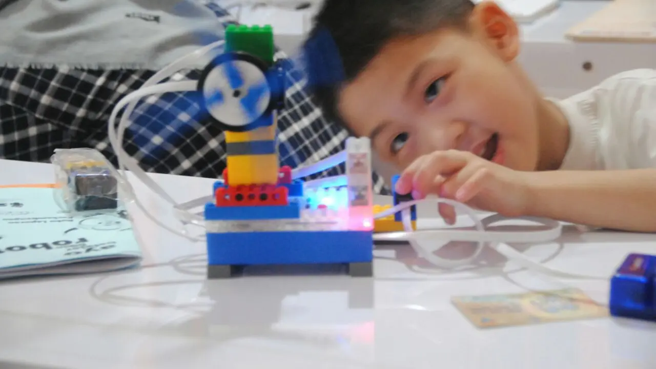 Gaya Anak Pekalongan Belajar Buat Robot