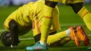Penyerang Liverpool, Sadio Mane berselebrasi usai mencetak gol ke gawang Benfica pada pertandingan leg pertama perempat final Liga Champions di stadion Luz di Lisbon (6/4/2022). Liverpool menang atas Benfica 3-1. (AFP/Carlos Costa)